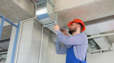 Havalandırma sistemi kurulum ve onarım servisi. Hvac teknisyeni çalışıyor..