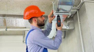 HVC işçisi havalandırma ve havalandırma için boru sistemi kuruyor..
