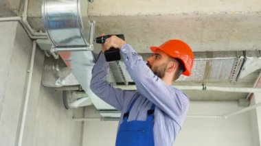 Havalandırma sistemi kurulum ve onarım servisi. Hvac teknisyeni çalışıyor..