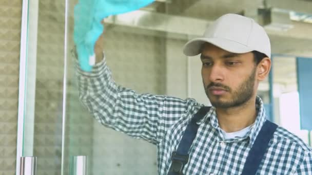 Indiano Masculino Profissional Serviço Limpeza Trabalhador Macacão Limpa Janelas Vitrines — Vídeo de Stock