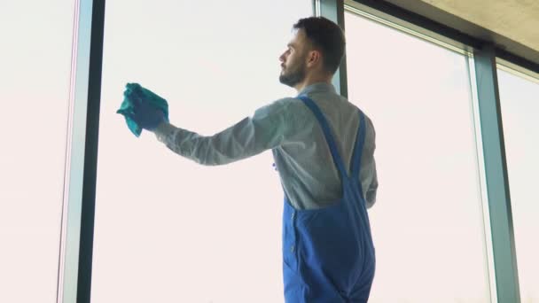 Profesjonalne Sprzątanie Człowiek Myje Okno Biurze — Wideo stockowe