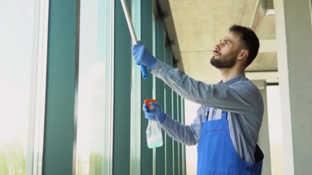 Trabajador Servicio Limpieza Profesional Masculino Overol Limpia Las Ventanas Tienda — Vídeos de Stock