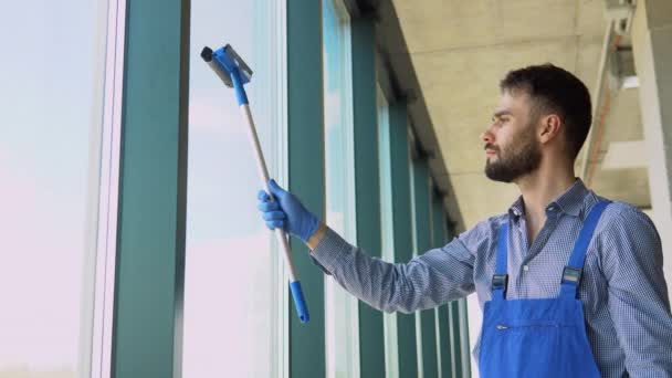 Profesjonalne Sprzątanie Człowiek Myje Okno Biurze — Wideo stockowe