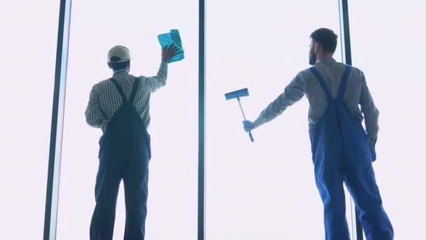 Equipe Limpeza Profissional Dois Homens Lava Janela Escritório — Vídeo de Stock