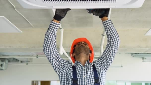 Jonge Indiase Man Aanpassen Van Airconditioning Systeem — Stockvideo