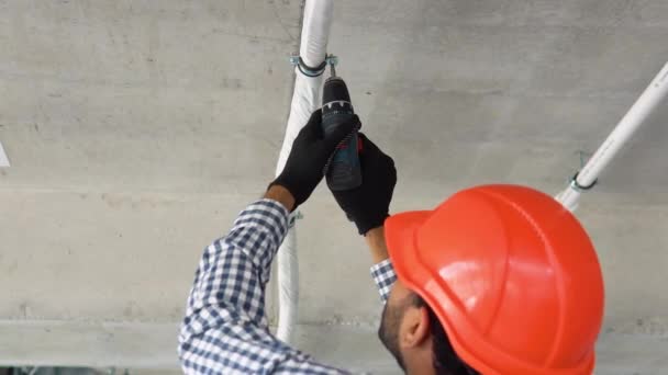 Indiase Technicus Installeert Airconditioning Kantoor — Stockvideo