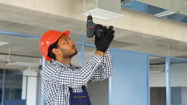 Indian Hvac Engineer Install Heat Recovery Ventilation System New Office — Stock Video