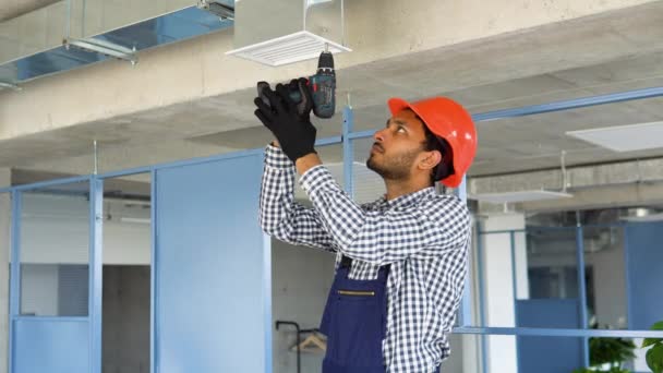 Installation Och Reparation Ventilationssystem Indisk Hvac Tekniker Jobbet — Stockvideo