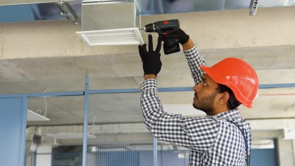 Indisk Hvac Ingenjör Installera Värmeåtervinning Ventilationssystem För Nytt Kontor Eller — Stockvideo