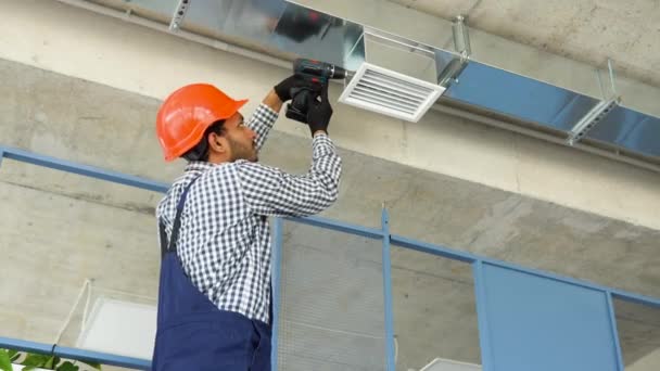 Indiase Hvac Ingenieur Installeren Warmte Terugwinning Ventilatiesysteem Voor Nieuwe Kantoor — Stockvideo