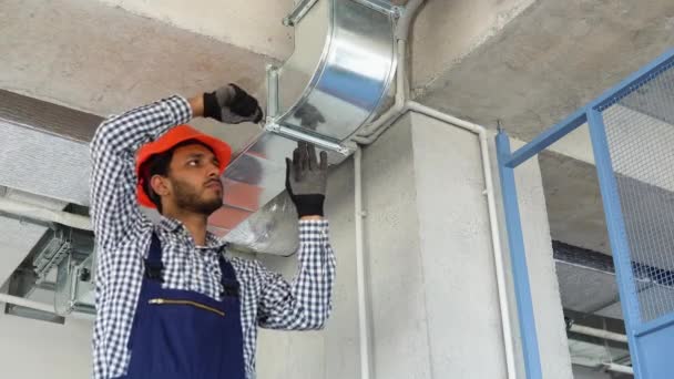 Instalação Sistema Ventilação Serviço Reparação Hvac Indiano Técnico Trabalho — Vídeo de Stock