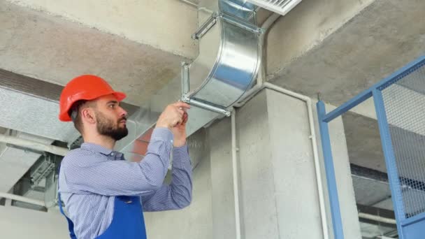 Hvac Arbetare Installera Rörledningssystem För Ventilation Och Luftkonditionering Kopieringsutrymme — Stockvideo