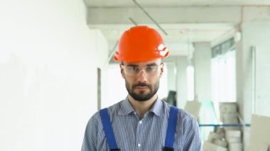 Modern ofis merkezinin inşaat sahasında bir mimarın portresi.