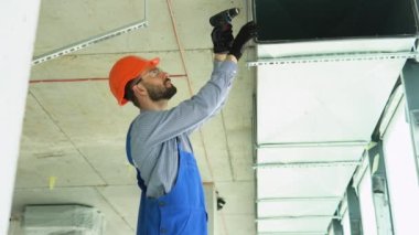 HVC işçisi havalandırma ve havalandırma için boru sistemi kuruyor..