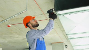 Havalandırma sistemi kurulum ve onarım servisi. Hvac teknisyeni çalışıyor.