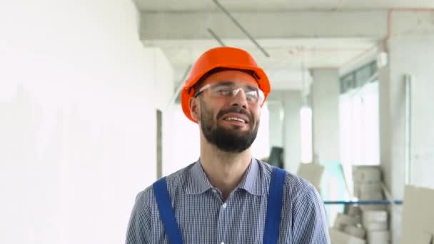 Portrait Funny Builder Construction Site Modern Office Centre — Stock Video