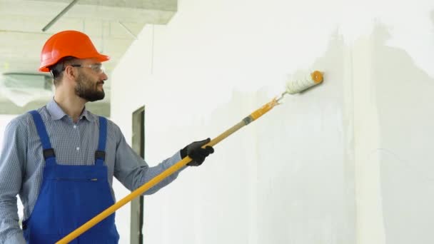 Trabalhador Construção Civil Rolo Pintura Movimento Parede Novo Escritório Apartamento — Vídeo de Stock