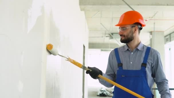 Travailleur Construction Déplaçant Rouleau Peinture Sur Mur Dans Nouveau Bureau — Video