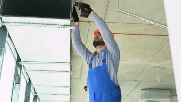 Installation Und Reparatur Von Lüftungssystemen Hvac Techniker Bei Der Arbeit — Stockvideo