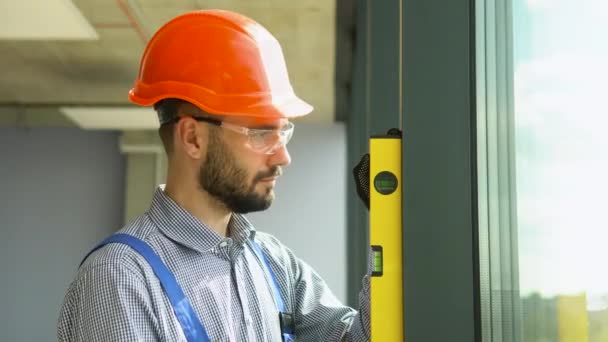 Builder Foranstaltninger Den Lodrette Afvigelse Pvc Vinduer Reparatør Uniform Installerer – Stock-video