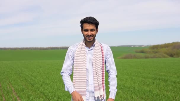 Индийские Фермер Холдинг Урожай Растений Своем Поле Пшеницы — стоковое видео