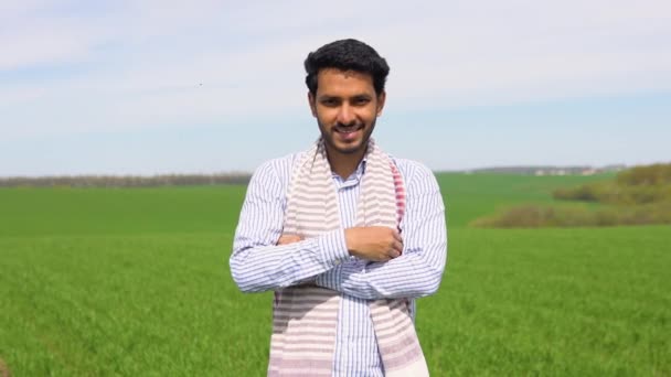 緑の農業地帯の若いインド人農家 — ストック動画
