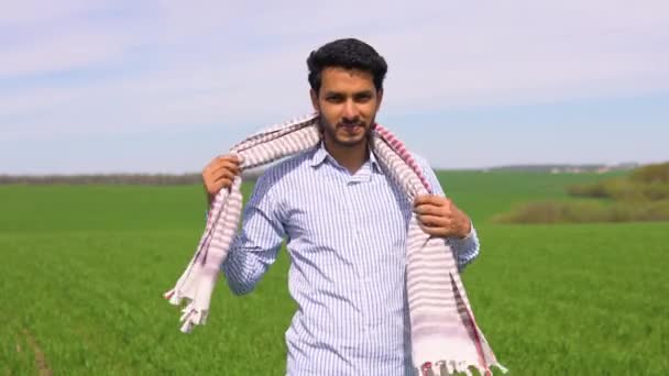 Ung Indiansk Jordbrukare Som Arbetar Ett Vetefält — Stockvideo