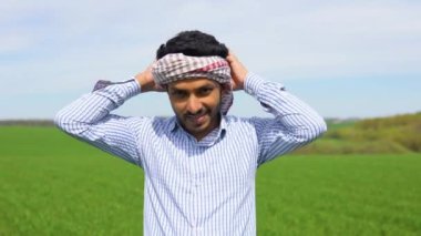 Genç Hintli çiftçi buğday tarlasında çalışıyor..