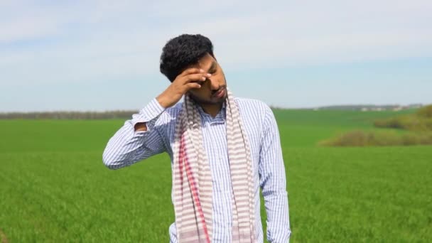 Уставший Индийский Фермер Своем Пшеничном Поле — стоковое видео
