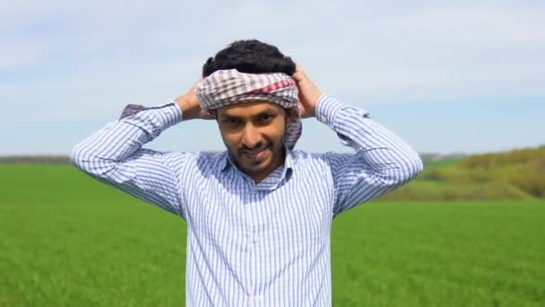 Jeune Agriculteur Indien Travaillant Dans Champ Blé — Video