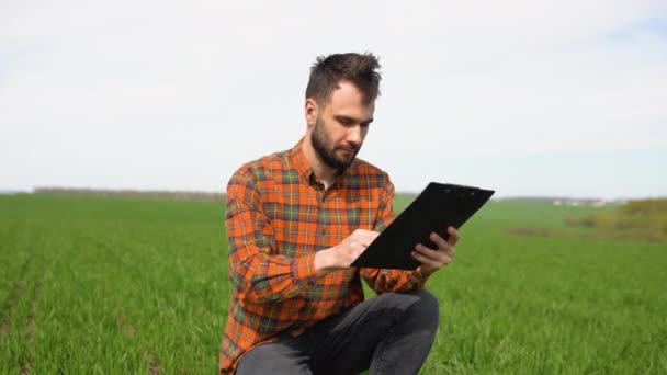 Landwirt Inspiziert Weizenanbau Auf Dem Feld — Stockvideo