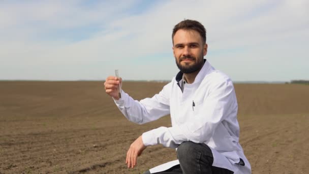 Naukowiec Sprawdza Jakość Gleby Pod Kątem Kontroli Jakości Gleby Przed — Wideo stockowe