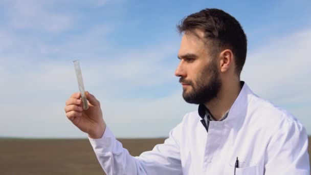 現場で土のサンプルを研究する科学者 — ストック動画