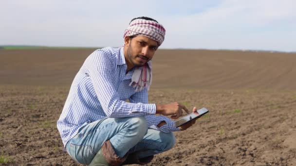 타블렛을 가지고 농사를 인도의 — 비디오