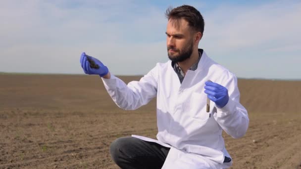 Laboratory Worker Holding Professional Glassware Testing Black Soil Harvest Field — Stock Video