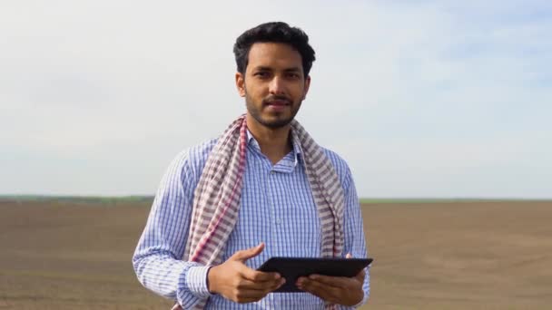 Индийский Фермер Проверяет Качество Почвы Перед Посевом Концепция Сельского Хозяйства — стоковое видео
