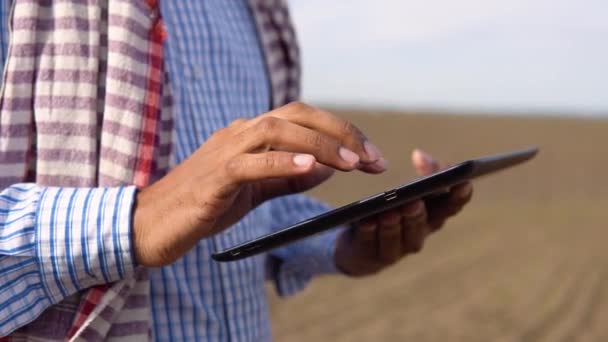 Indyjski Rolnik Sprawdza Jakość Gleby Przed Wysiewem Zapisuje Wyniki Tabletce — Wideo stockowe