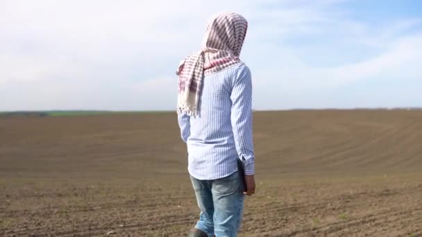 Agricultor Indio Caminar Campo Trigo Antes Crecer Trigo — Vídeo de stock