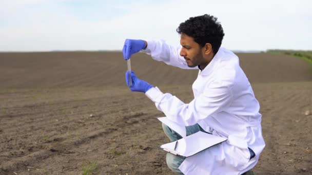 Индийский Ученый Изучает Образец Почвы Поле — стоковое видео