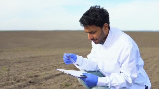 인도의 과학자들은 씨뿌리기 의질을 조절하기 의질을 조사한다 현대의 기술을 사용하는 — 비디오