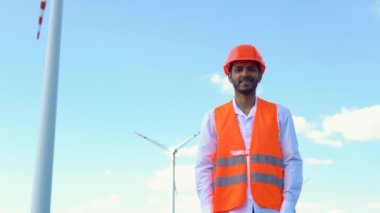 Rüzgar çiftliğindeki Hintli mühendisin portresi