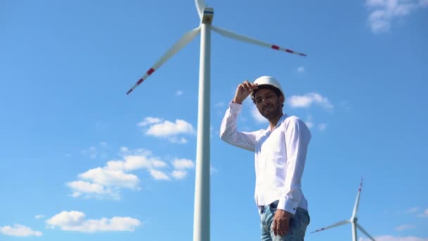Portrét Indického Inženýra Větrné Farmě — Stock video