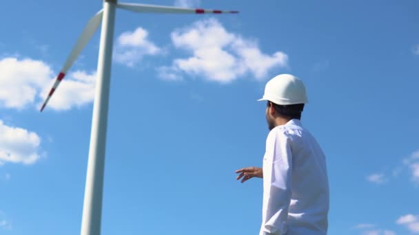 Inženýr Obnovitelné Energie Dívá Oblohu Generátorem Větrné Energie Pozadí Koncept — Stock video