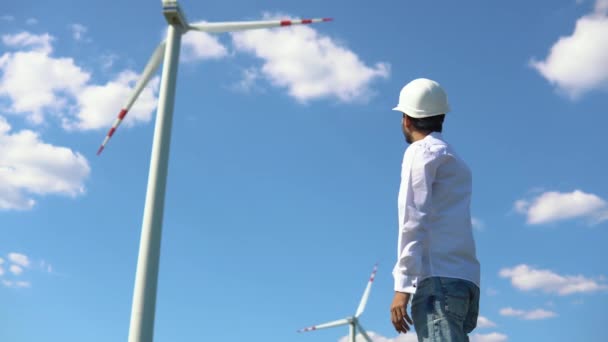 印度可再生能源工程师看着天空 背后是风力发电机 领导概念 — 图库视频影像