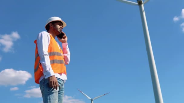Engenheiro Sorridente Lado Parque Eólico Poste Energia Falando Telefone — Vídeo de Stock