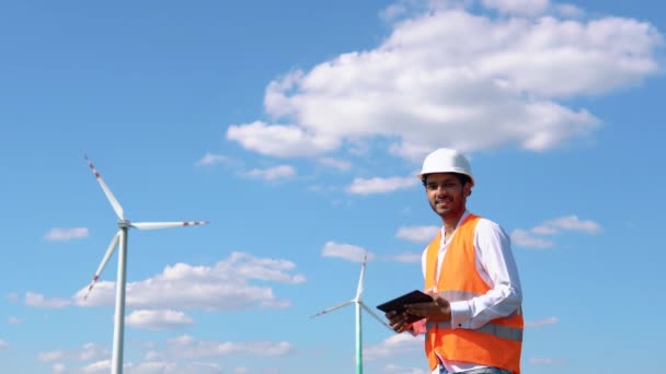 Инженер Проверяет Систему Ветряных Турбин Планшетом Альтернативная Энергия Ветряная Электростанция — стоковое видео