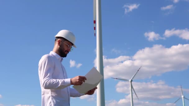 Inženýr Udržuje Řídí Výrobu Energie Větrných Turbín Pozadí Větrných Elektráren — Stock video