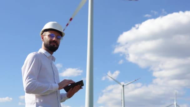 Ingenieur Arbeitet Mit Tablet Windkraftpark Und Erzeugt Saubere Energie Lateinischer — Stockvideo