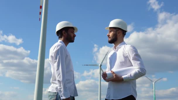 风力涡轮机电站检测工作结束后与工程师握手 — 图库视频影像