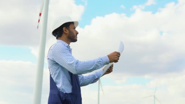 印度风力涡轮机工程师 亚洲工程师在风车的背景下维护和控制风力涡轮机发电 可持续未来的概念 — 图库视频影像